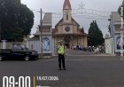 SATLANTAS-POLRES-NGADA-LAKSANAKAN-PENGAMANAN-MISA-MINGGUAN-DI-GEREJA-MBC-BAJAWA,-WUJUDKAN-KAMSELTIBCAR-LANTAS-YANG-AMAN-DAN-KONDUSIF