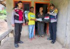 Meringankan-Beban-Korban-Gempa,-Polres-Ngada-Salurkan-Bantuan-Sembako-dan-Perlengkapan-bagi-Lansia-di-Ubedolumolo-1