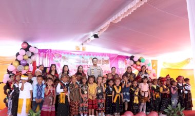 Kapolres-Ngada-hadiri-Pelepasan-dan-Pentas-Seni-Peserta-Didik-TK-Kemala-Bhayangkari-08-Bajawa