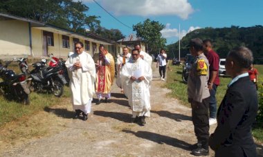 Wujudkan-Rasa-Aman-dan-Khidmat,-Bhabinkamtibmas-Polsek-Riung-Kawal-Misa-Perdana-RP.-Makarius-Sungga,-CMF