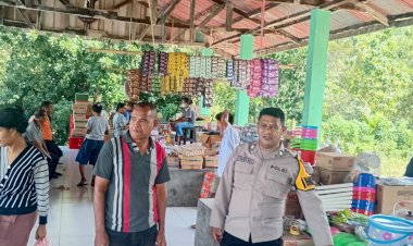 Bhabinkamtibmas-Polsek-Aimere-Monitoring-Harga-Sembako-dan-Sampaikan-Imbauan-Kamtibmas-di-Pasar-Mingguan-Jerebuu