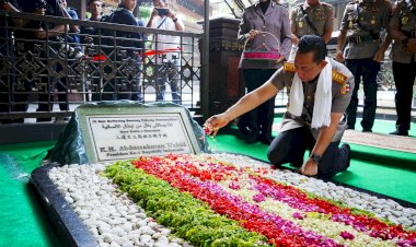 Jelang-Hari-Bhayangkara,-Kapolri-Ziarah-ke-Makam-Gus-Dur 
