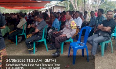 Polri-Hadir-dalam-Setiap-Kegiatan-Masyarakat,-Bhabinkamtibmas-Polsek-Riung-Amankan-Misa-Arwah-Warga