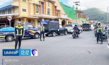 Wujudkan-Kamseltibcarlantas-di-Kota-Bajawa,-Personel-Satlantas-Polres-Ngada-Laksanakan-Pengaturan-Lalu-Lintas 