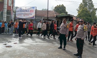 Dukung-Kegiatan-Jalan-Santai-dan-Go-Green-Dies-Natalis-Ke-XV-STKIP-Citra-Bakti-Ngada,-Polsek-Golewa-laksanakan-Pengamanan 