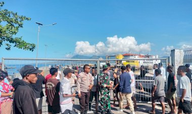 Personel-Polsek-Aimere-Amankan-Aktivitas-Bongkar-Muat-KMP-Kalibodri-di-Pelabuhan-Penyeberangan-Laut-Aimere