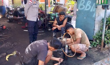 Polri-Senantiasa-Hadir-di-Tengah-Masyarakat,-Bhabinkamtibmas-Kelurahan-Bajawa-Perkuat-Sinergi-Melalui-Sambang-Kamtibmas