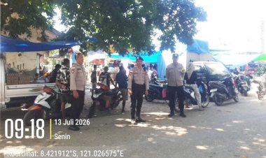 Bhabinkamtibmas-Polsek-Riung-Monitor-Harga-Sembako-dan-Berikan-Imbauan-Kamtibmas-di-Pasar-Mingguan-Riung-‎
