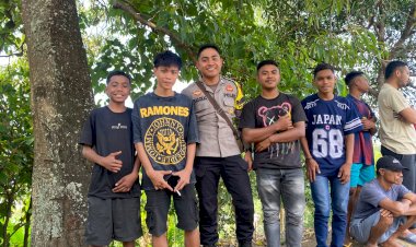 Bhabinkamtibmas-Desa-Watumanu-Sambangi-Warga,-Sampaikan-Pesan-Kamtibmas-dan-Ajak-Bijak-Bermedia-Sosial