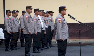 Wakapolres-Ngada-Pimpin-Apel-Pagi-dan-jam-pimpinan-Tekankan-Disiplin,-Integritas,-dan-Loyalitas-Personel