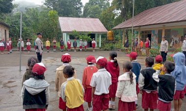 SAT-BINMAS-POLRES-NGADA-TANAMKAN-NILAI-NASIONALISME-DAN-KARAKTER-POSITIF-MELALUI-UPACARA-BENDERA-DI-SDN-BOPOMA