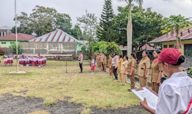 Polres-Ngada-Tanamkan-Nilai-Nasionalisme-dan-Pembentukan-Karakter-Pelajar-Melalui-Upacara-Bendera-di-SDI-Bobou