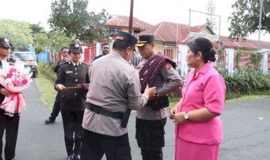 Tarian-Ja'i-dan-Upacara-Pedang-Pora-Warnai-Penyambutan-Pejabat-Baru-Kapolres-Ngada.
