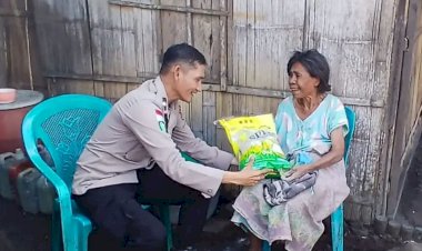 Antar-Amanah-Donatur,-Kasidokkes-Polres-Ngada-Salurkan-Sembako-untuk-Warga-Bonewaru