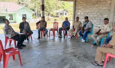 Bhabinkamtibmas-Polsek-Soa-Sambangi-Warga-Desa-Uluwae-1,-Sampaikan-Pesan-Kamtibmas