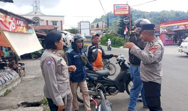 Sat-Binmas-Polres-Ngada-Sambangi-Komunitas-Ojek,-Perkuat-Kemitraan-dan-Kesadaran-Tertib-Berlalu-Lintas-‎