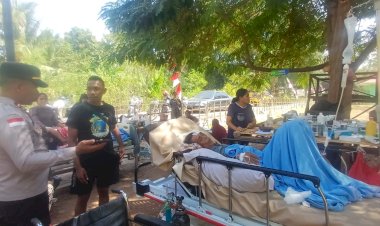 Pasca-Gempa-Bumi,-Kapolsek-Riung-Gerak-Cepat-Bantu-Evakuasi-Pasien-di-Puskesmas-Riung