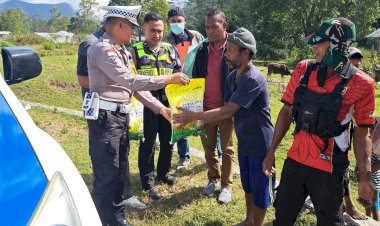 Gerak-Cepat-Pascagempa,-Satlantas-Polres-Ngada-Kawal-Distribusi-Bantuan-BPBD-Ngada-kepada-Warga-Terdampak-‎