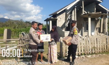 Polres-Ngada-Salurkan-Bantuan-Kapolda-NTT-Kepada-Warga-Korban-Gempa-Bumi-di-Kecamatan-Riung-‎