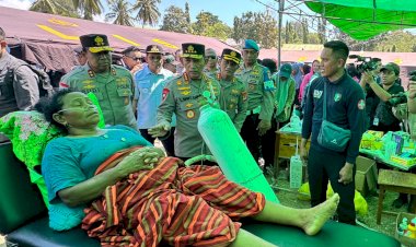 Polri-Perkuat-Penanganan-Gempa-NTT,-Kapolri-Tinjau-Lokasi-Terdampak-dan-Serahkan-Bantuan