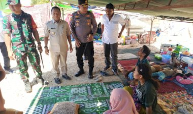 Polres-Ngada-Bersama-Pemda-dan-Kodim-1625-Ngada-Salurkan-100-Paket-Sembako-Darurat-bagi-Korban-Gempa-di-Riung