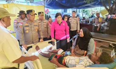 Kapolres-Ngada-Bersama-Ketua-Bhayangkari-Cabang-Tinjau-Korban-Gempa-di-Tenda-Darurat-Puskesmas-Riung