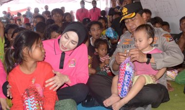 Polri-Hadirkan-Kepedulian,-Berikan-Trauma-Healing-bagi-Pengungsi-Gempa-di-Maumere