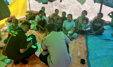 Polisi-Hadir-Berikan-Pelayanan-Kesehatan-bagi-Pengungsi-Gempa-di-Tado-Tengah