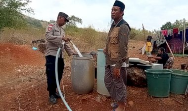 Di-Tengah-Krisis-Air-Pascagempa,-Polres-Ngada-Polsek-Riung-Hadirkan-Air-Bersih-ke-Lima-Posko-Pengungsian-di-Riung