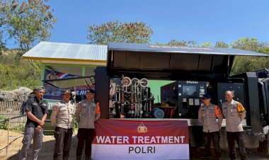 Polres-Ngada-Bersama-Brimob-BKO-Salurkan-Water-Treatment-untuk-Warga-Terdampak-Gempa-di-Tadho-Tengah