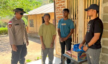 DI-TENGAH-TRAUMA-GEMPA,-BHABINKAMTIBMAS-POLRES-NGADA-HADIR-BAWA-BANTUAN-DAN-PELUKAN-KETENANGAN-UNTUK-WARGA-RIUNG