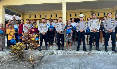 80-KK-Terdampak-Gempa-Menerima-Bantuan-Sosial-Polri-Polres-Ngada-di-Wolomeze
