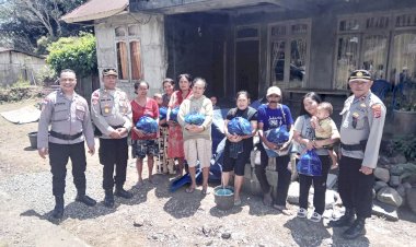 Di-Tengah-Jalan-yang-Rusak-Polres-Ngada-Tetap-Hadir,-50-KK-Korban-Gempa-Golewa-Menerima-Bantuan
