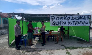 Polres-Ngada-Polsek-Soa-Salurkan-Paket-Sembako-kepada-Warga-Terdampak-Gempa-di-Desa-Tarawali-‎