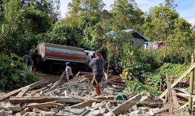 AIR-BERSIH-DI-TENGAH-DAMPAK-GEMPA,-POLRES-NGADA-POLSEK-GOLEWA-MEMBANTU-MEMENUHI-KEBUTUHAN-WARGA-RAKALABA-I-‎