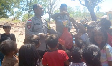 Warga-Terdampak-Gempa-di-Riung-Menerima-Layanan-Kesehatan-dan-Trauma-Healing-dari-Polres-Ngada