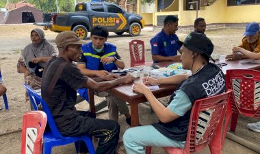 Polri-Hadir-di-Tengah-Pengungsi,-Tim-Dokkes-Polres-Ngada-Berikan-Layanan-Kesehatan-Gratis-Pascagempa-di-Riung