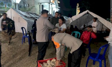 POLRI-POLRES-NGADA-TAK-HANYA-MENJAGA,-TETAPI-JUGA-MENGHADIRKAN-HARAPAN-MELALUI-DAPUR-LAPANGAN-DI-PENGUNGSIAN-BEKEK