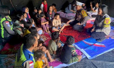 Senyum-Kembali-Merekah,-Satlantas-Polres-Ngada-Pulihkan-Trauma-Anak-Anak-Korban-Gempa
