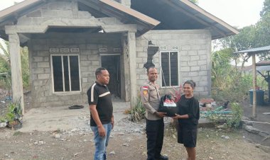 Polri-Polres-Ngada-Salurkan-Bantuan-Kapolda-NTT-kepada-Warga-Terdampak-Gempa-di-Desa-Waewea