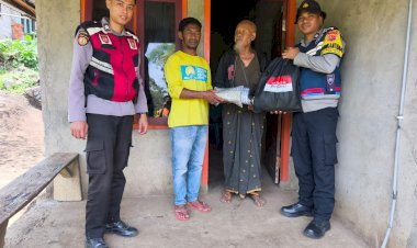 Meringankan-Beban-Korban-Gempa,-Polres-Ngada-Salurkan-Bantuan-Sembako-dan-Perlengkapan-bagi-Lansia-di-Ubedolumolo-1