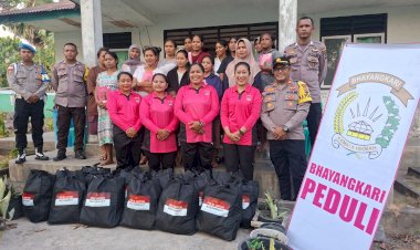 Polri-Polres-Ngada-Hadir-Saat-Warga-Membutuhkan,-Polsek-Aimere-bersama-Bhayangkari-Salurkan-Bantuan-kepada-Korban-Gempa