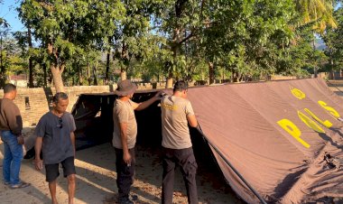 DI-BALIK-TENDA-POLRI,-ADA-HARAPAN,-POLRES-NGADA-HADIR-AGAR-ANAK-ANAK-KEMBALI-BELAJAR