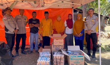 Ditengah-Tenda-Pengungsian,-Kepedulian-Hadir-untuk-Warga-Terdampak-Gempa-‎Polri-Polres-Ngada-Salurkan-Bantuan-di-Riung