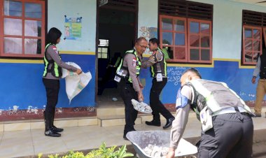 SEKOLAH-BANGKIT,-POLRI-POLRES-NGADA-HADIR:-SATLANTAS-POLRES-NGADA-BERSIHKAN-PUING-GEMPA-DI-SD-NEGERI-RADHA