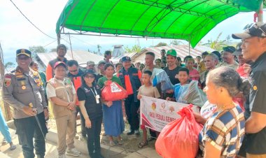 Kapolres-Ngada-Hadir-Dampingi-Penyaluran-Bantuan-untuk-Warga-Terdampak-Gempa-di-Heawea