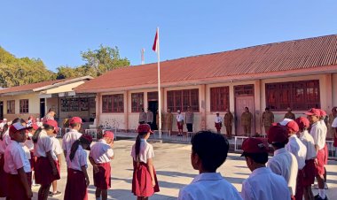 Polri-Hadir-di-Sekolah,-Sat-Binmas-Polres-Ngada-Tanamkan-Karakter-dan-Semangat-Kebangsaan