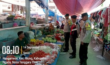 POLSEK-RIUNG-POLRES-NGADA-HADIR-DI-PASAR,-MASYARAKAT-TENANG:-KETERSEDIAAN-SEMBAKO-TERPANTAU,-KAMTIBMAS-TERJAGA-‎