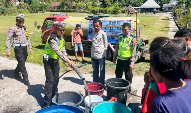 Sat-Lantas-Polres-Ngada-Salurkan-30.000-Liter-Air-Bersih-kepada-Warga-Desa-Naru
