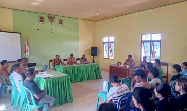 HADIR-DI-MUSYAWARAH-DESA,-BHABINKAMTIBMAS-POLSEK-AIMERE-POLRES-NGADA-AJAK-WARGA-WASPADA-GEMPA-DAN-JAGA-KAMTIBMAS-‎